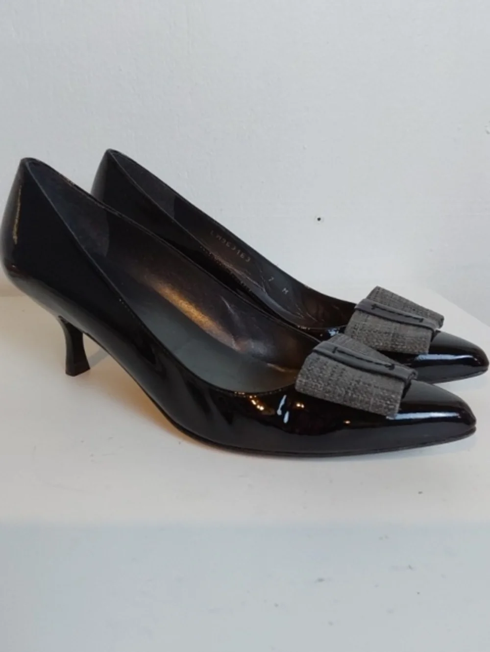 Stuart Weitzman| Black Patent Pointed Heels with Gray Bow Accent Toe Sz. 7